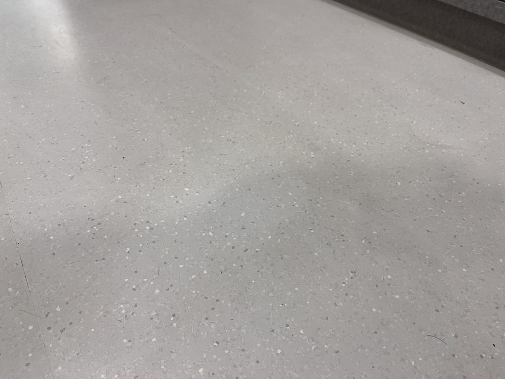 Streperige linoleumvloer marmoleum met vlekken